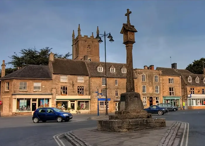 Cotswold Apartment With Private Parking!